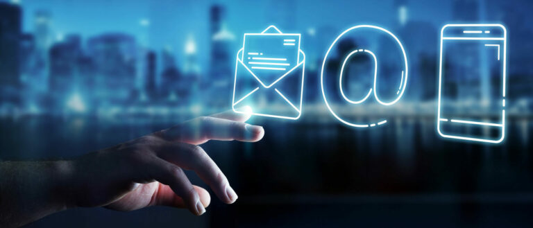 Hologramm mit Email, @-zeichen und Smartphone